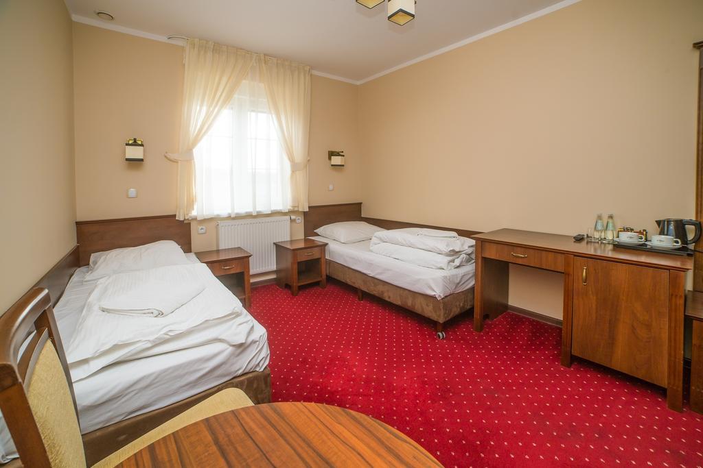 Hotel Grant レシュノ エクステリア 写真