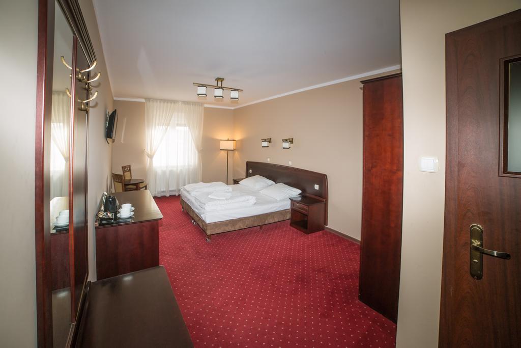 Hotel Grant レシュノ エクステリア 写真