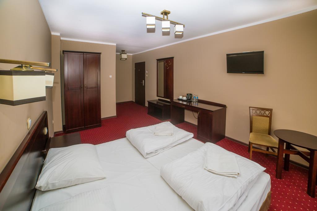 Hotel Grant レシュノ エクステリア 写真