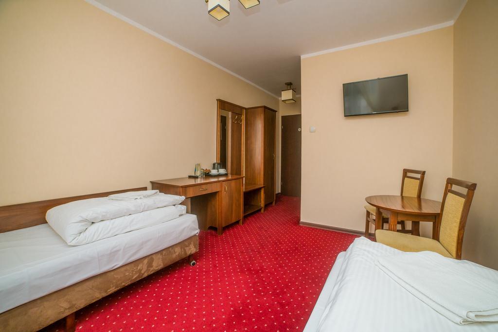 Hotel Grant レシュノ エクステリア 写真