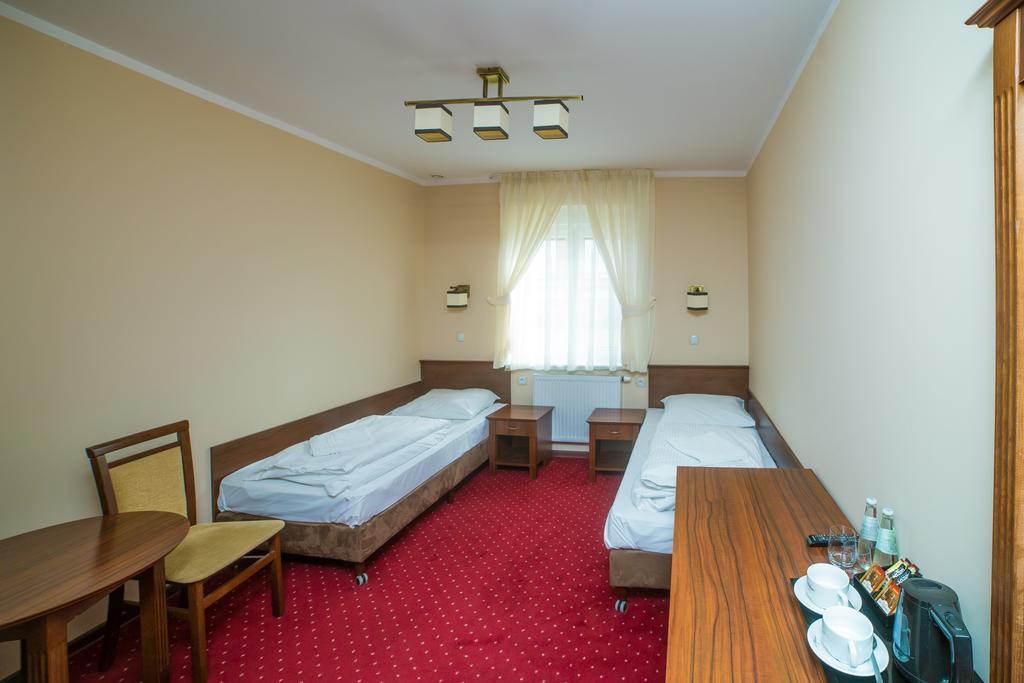 Hotel Grant レシュノ エクステリア 写真